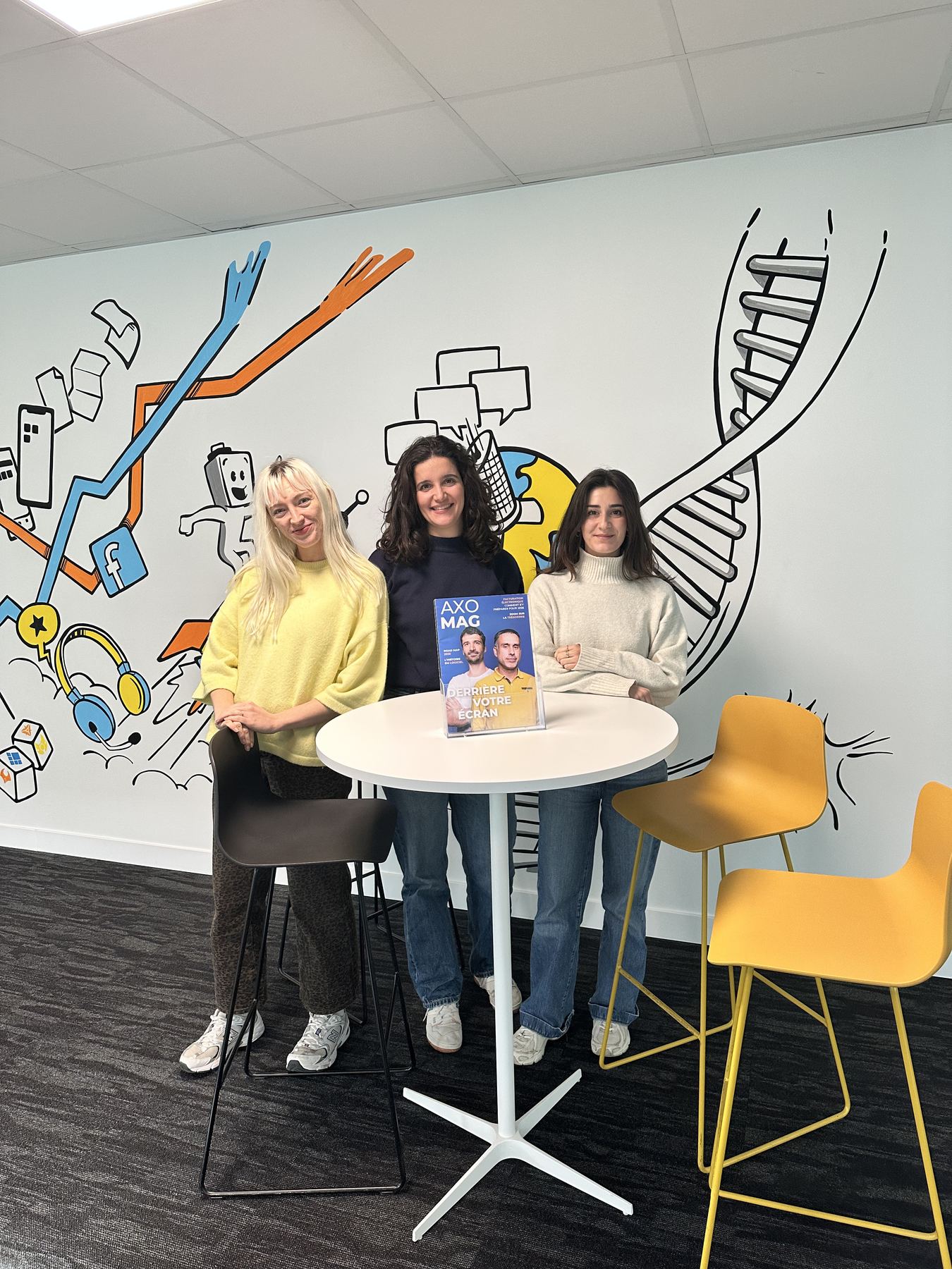 L’équipe AxoMag réunie autour du premier numéro du magazine