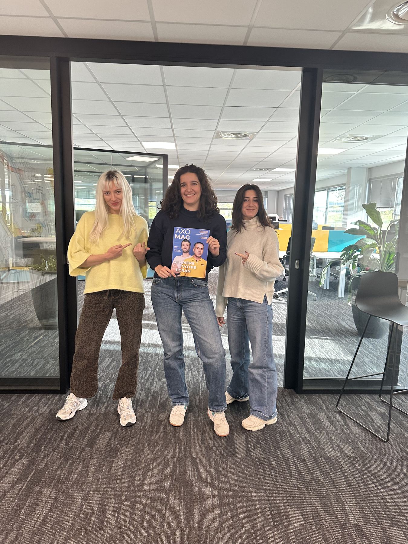 L’équipe AxoMag présente le premier numéro dans les locaux d’Axonaut