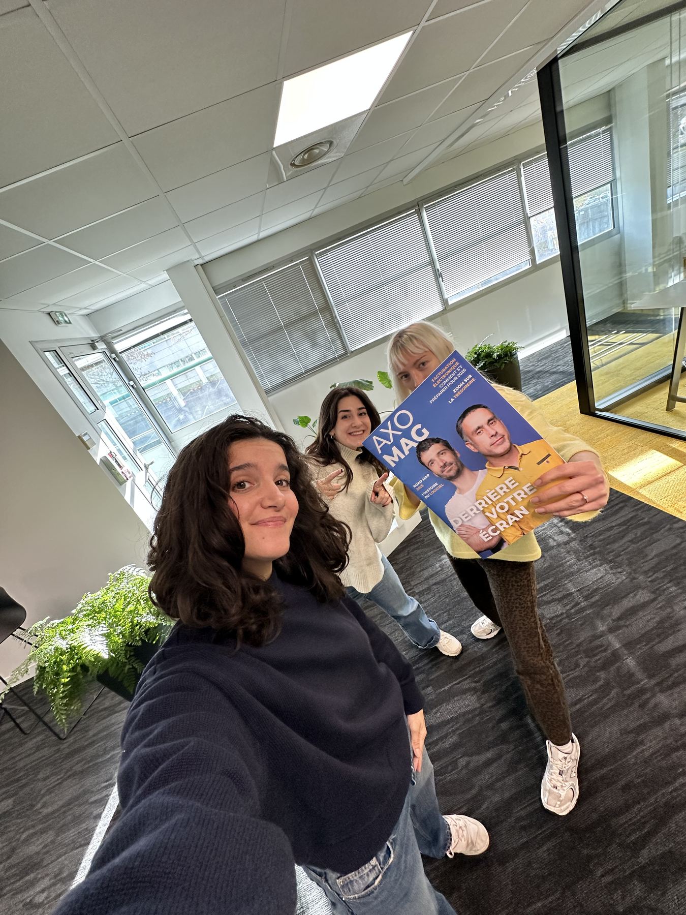 L’équipe créative pose avec le magazine AxoMag