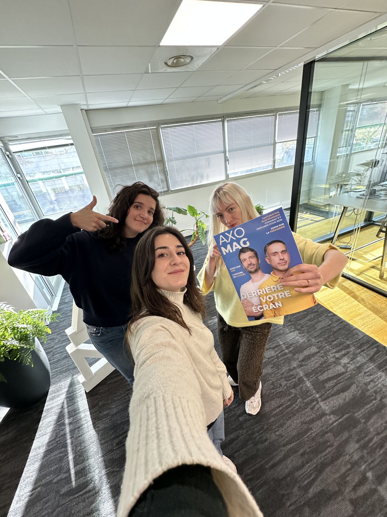 Photo de l’équipe créative avec la couverture d’AxoMag